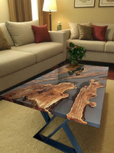 Zeitgenössischer Couchtisch mit natürlichem Live Edge-Holz und rauchgrauem Epoxid-Finish auf glattem Metallsockel